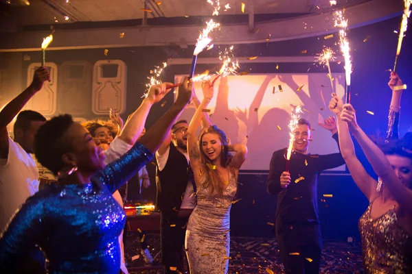 Grupo Amigos Alegres Sosteniendo Luces Bengala Las Manos Bailando Música — Foto de Stock