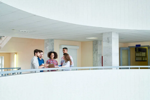 Grupo Amigos Estudiantes Multiétnicos Contenido Alegre Discutiendo Temas Pie Barandilla — Foto de Stock