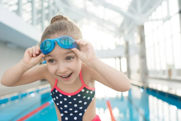 Fröhliches Emotionales Mädchen Das Schwimmbrillen Anpasst Und Sich Auf Das — Stockfoto