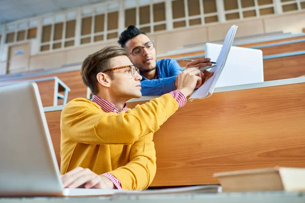 Lage Hoekmening Van Twee Jonge Mannen Één Van Hen Midden — Stockfoto