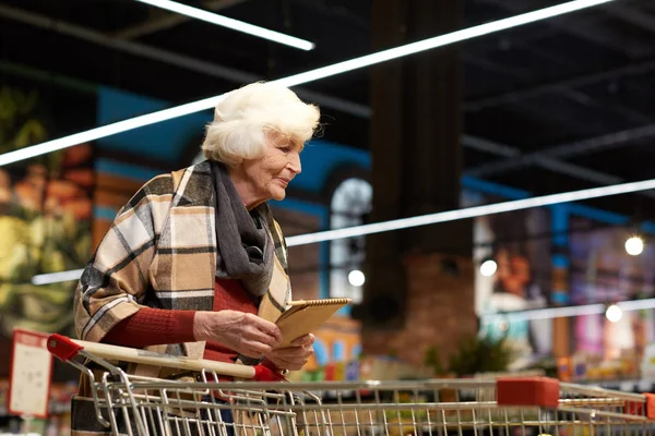 Портрет Современной Пожилой Женщины Продуктовый Магазин Супермаркете Тянет Корзину Улыбается — стоковое фото