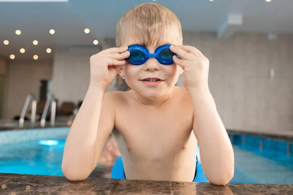Fröhlich Aufgeregt Süße Junge Nass Nach Dem Schwimmen Lehnt Sich — Stockfoto