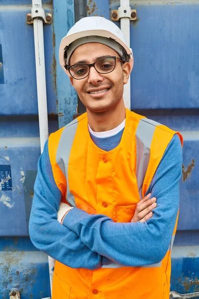Genç Portresi Ortadoğu Mühendisi Giyen Hardhat Mutlu Bir Şekilde Mavi — Stok fotoğraf