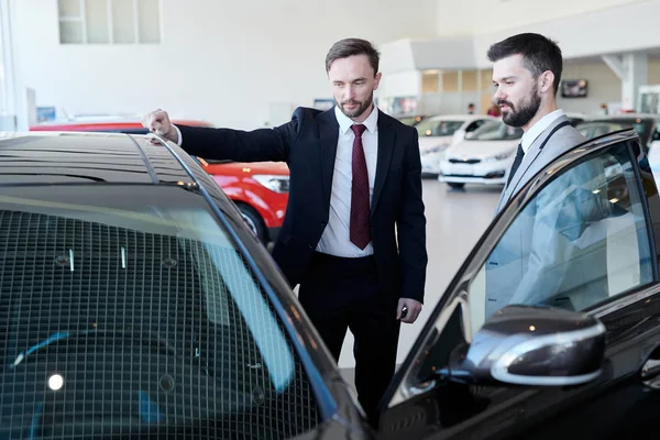 Έμπορος Αυτοκινήτων Και Πελάτης Στέκεται Κοντά Νέο Αυτοκίνητο Και Συζητώντας — Φωτογραφία Αρχείου