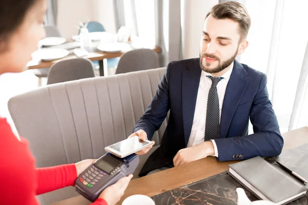 Contenuto Bell Uomo Affari Barbuto Con Baffi Utilizzando Smartphone Pagamento — Foto Stock