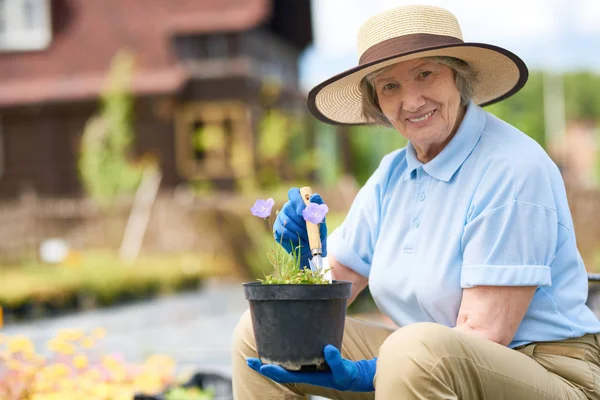 Retrato Una Linda Anciana Con Sombrero Paja Posando Jardín Flores — Foto de Stock