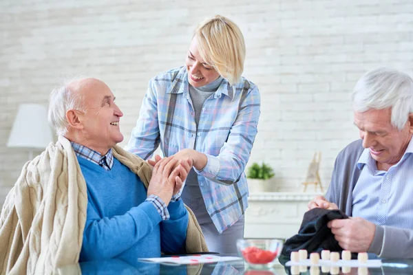 Portrait Blonde Young Woman Helping Senior People Smiling Happily While — Stock Photo, Image