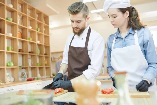 Retrato Cintura Hacia Arriba Del Chef Profesional Que Trabaja Cocina — Foto de Stock