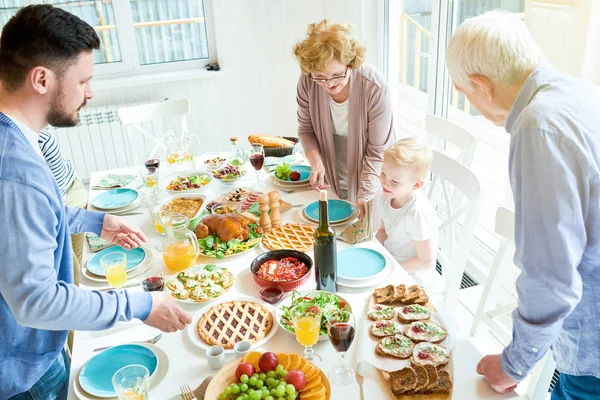 Retrato Família Feliz Duas Gerações Desfrutando Jantar Juntos Mesa Festiva — Fotografia de Stock
