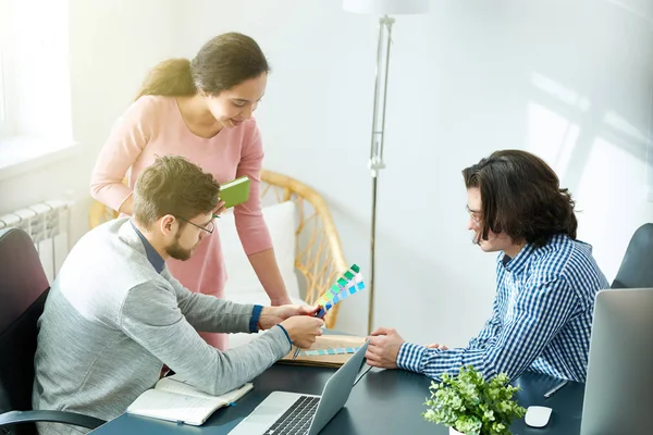 Contenido Ocupados Jóvenes Diseñadores Que Ven Colores Mientras Piensan Publicidad — Foto de Stock