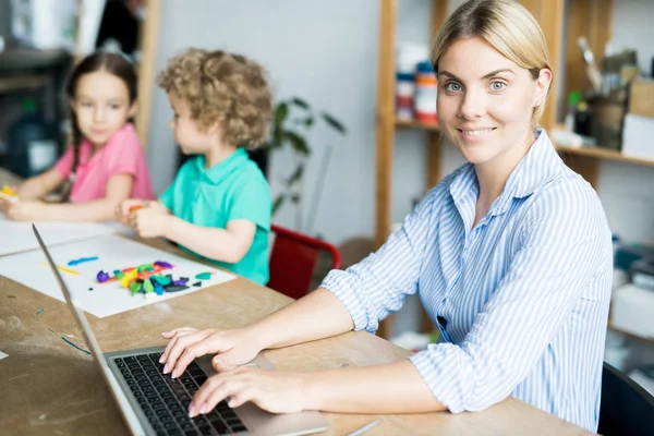 Ritratto Giovane Donna Sorridente Seduta Tavola Che Lavora Con Computer — Foto Stock