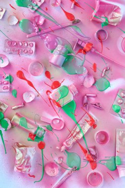 Görünüm kullanılan güzellik ürünleri arka plan üzerinde kırmızı ve altın ışıltılı boya ile sahte, püskürtülür güzellik, tüketim ve ekoloji kavramı, kopya alanı