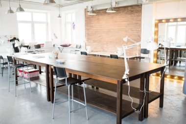 Ön plan ve dikiş aptallar, hiçbir kişi, ahşap iş istasyonu ile modern atelier iç alan arka plan kopyalama