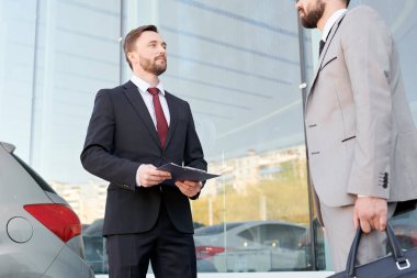 Açık havada ortağı ile iletişim takım elbiseli emin iş adamı