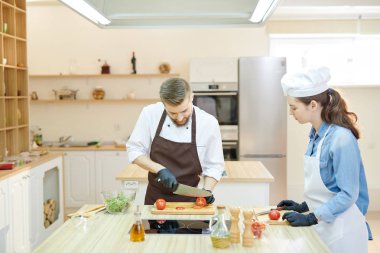 Portre profesyonel ahşap iş istasyonunda, kopya alanı ayakta her iki kesim sebze yemek lokanta mutfağı kadın su-chef ile çalışma