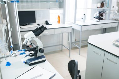 Tablo boş Fen Laboratuarı, kopya alanı içinde mikroskop