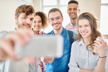 Grup selfie Üniversitesi koridorda için poz casual giyim gülümseyen içinde neşeli heyecanlı genç Interracial Öğrenci arkadaşlar