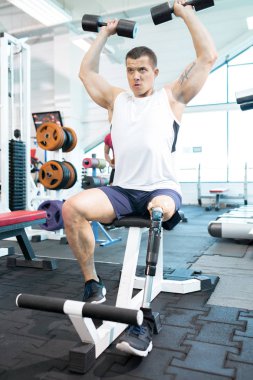Spor Kulübü dumbbells ile Engelli adam