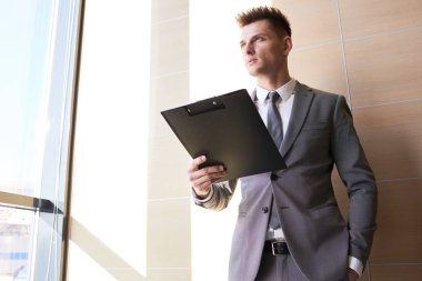 Uzak tutma Pano seyir iddialı yakışıklı işadamı portresi düşük açılı