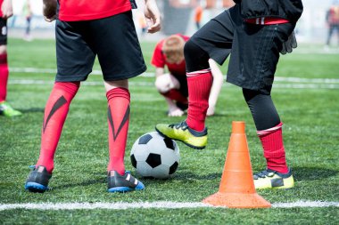 Futbol sahasında ayakta ve topa, kopya alanı adım tanınmaz halde genç erkek portresi düşük bölümü