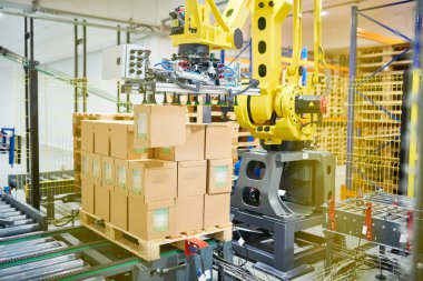 Karton kutular, iç arka plan üzerinde geniş ambarının üzerine çalışan otomatik paketleme makinesi