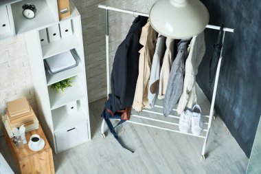 Modern tasarım stüdyo askı raf giyim ile atış yukarıdan. 