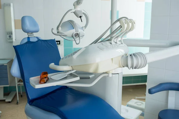 快適な椅子と日光の下で光のきれいなオフィスで歯科医の作業装置 — ストック写真