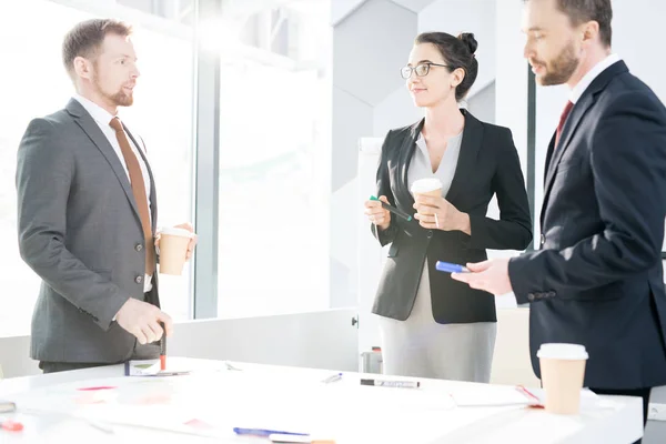 Ritratto Business Team Successo Piedi Tavola Rotonda Con Tazze Caffè — Foto Stock