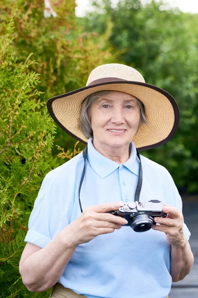 Vita Ritratto Donna Anziana Sorridente Posa Nel Parco Con Fotocamera — Foto Stock