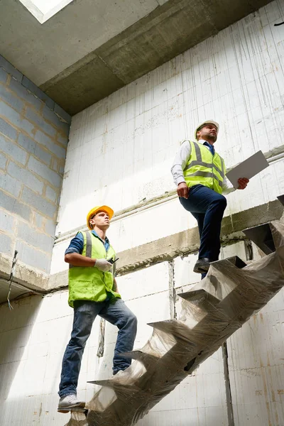Retrato Comprimento Total Construção Capataz Supervisor Subindo Escadas Edifício Inacabado — Fotografia de Stock