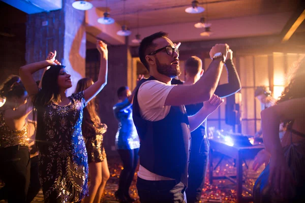 Multitud Gente Moda Bailando Discoteca Con Confeti Dorado Volando Centran — Foto de Stock