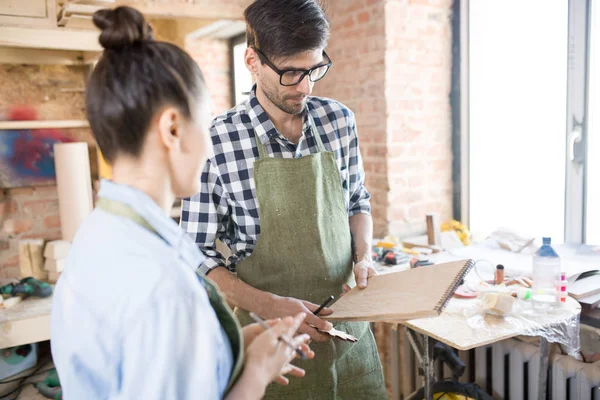 Porträtt Två Moderna Snickare Diskuterar Kreativt Projekt Samtidigt Göra Anteckningar — Stockfoto