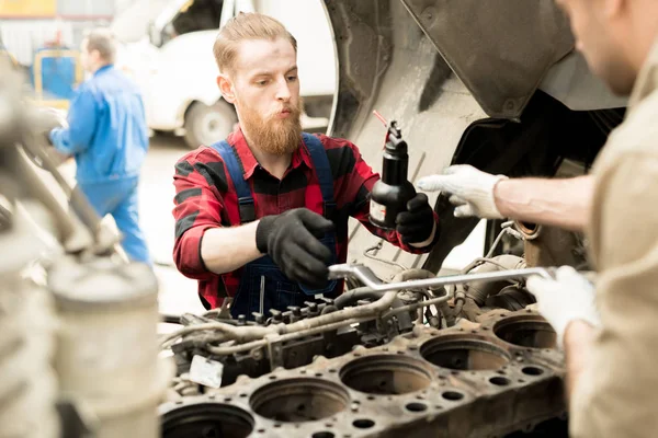 Joven Mecánico Coche Concentrado Con Barba Larga Camión Reparación Garaje — Foto de Stock