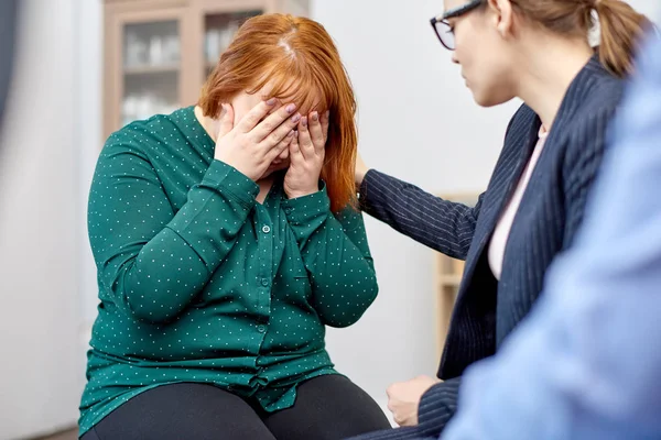 Przyjazny Dla Młodych Psychiatra Okularach Wspieranie Płacząca Kobieta Cierpi Zaburzenia — Zdjęcie stockowe