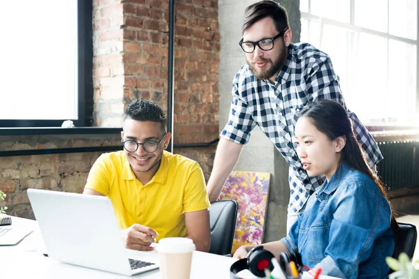 Grupo Empresarios Creativos Discutiendo Proyectos Startup Mientras Trabajan Oficina Espacio —  Fotos de Stock