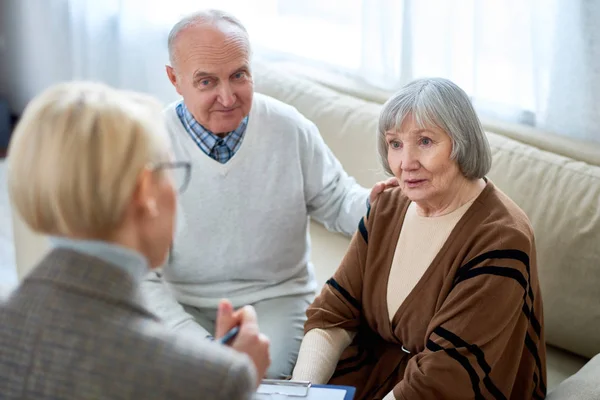 Terapeuta Anónimo Que Reúne Con Pacientes Edad Avanzada Hogar Ancianos — Foto de Stock