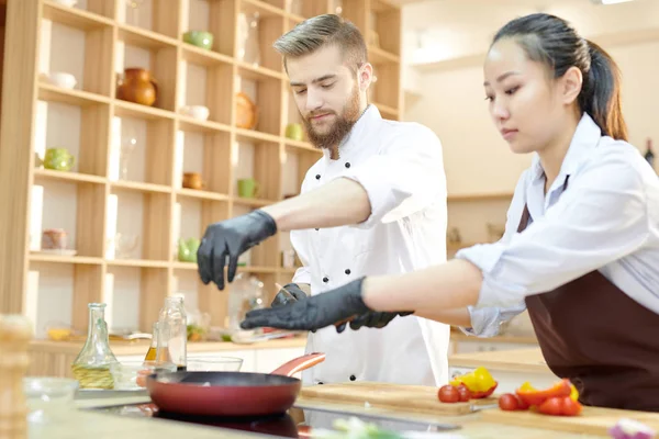 Retrato Dos Cocineros Profesionales Que Trabajan Cocina Del Restaurante Condimentos — Foto de Stock