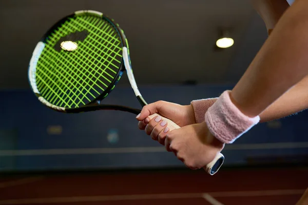 Närbild Oigenkännlig Kvinna Som Håller Racketen Medan Spelar Tennis Inomhus — Stockfoto