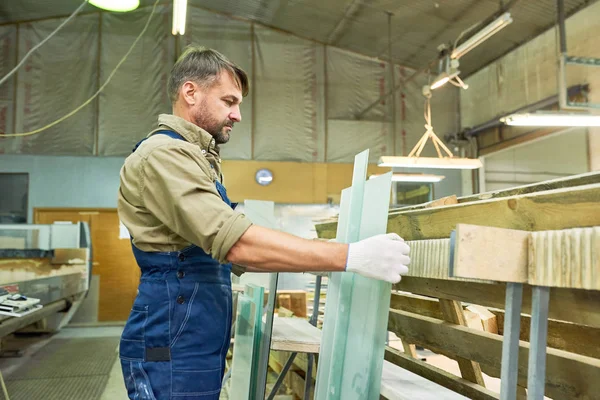 Retrato Vista Lateral Homem Maduro Que Trabalha Oficina Industrial Que — Fotografia de Stock