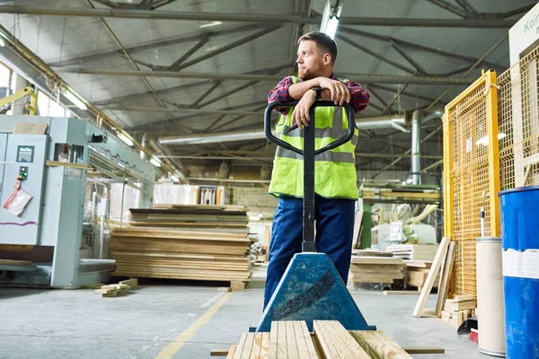 Full Längd Porträtt Ung Man Bär Reflexväst Lutande Kundvagn Medan — Stockfoto