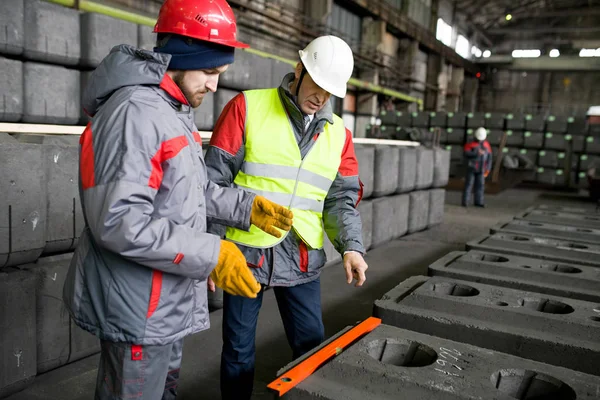 Portret Van Twee Moderne Fabrieksarbeiders Bespreken Kwaliteit Van Productie Fabriek — Stockfoto