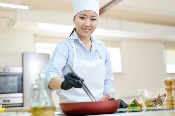 Retrato Chef Asiática Sonriendo Cámara Mientras Cocina Deliciosos Platos Sartén — Foto de Stock