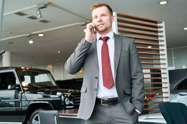 Geschäftsmann Bei Einem Telefonat Steht Autosalon — Stockfoto