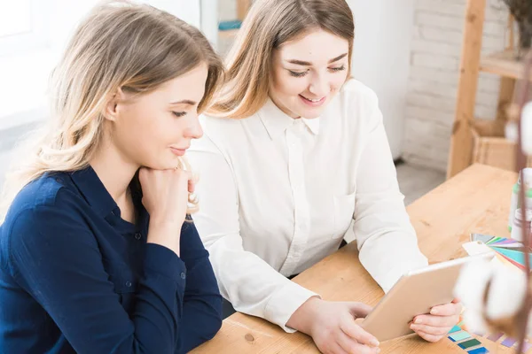 Zwei Kollegen Die Gemeinsam Tisch Sitzen Und Mit Touchpad Arbeiten — Stockfoto