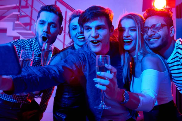 Grupo Jóvenes Felices Tomando Selfie Mientras Disfruta Celebración Las Vacaciones — Foto de Stock