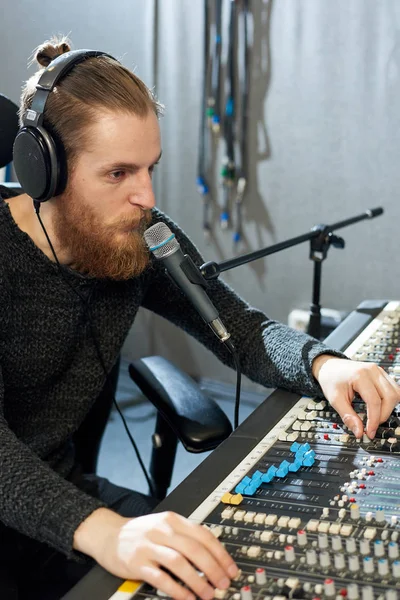 Casual Skäggig Man Hörlurar Tala Mikrofonen När Använder Musik Konsolen — Stockfoto