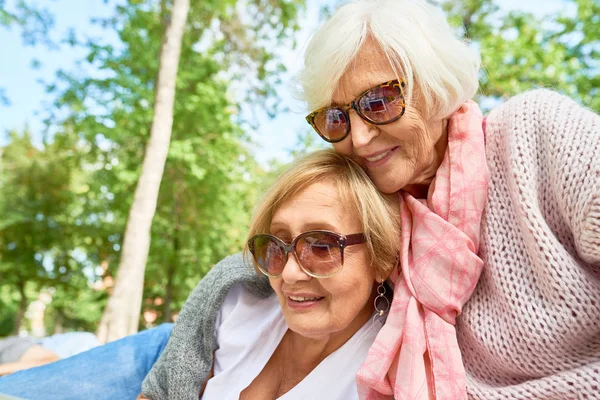 Πορτρέτο Του Δύο Χαρούμενα Ανώτερος Γυναίκες Απολαμβάνουν Πικ Νικ Στην — Φωτογραφία Αρχείου