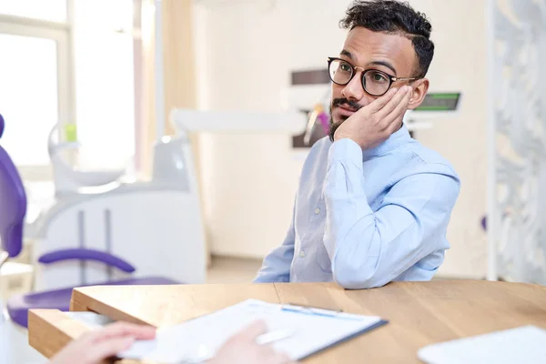 Portret Van Bezorgd Midden Oosten Man Lijdt Aan Kiespijn Praten — Stockfoto