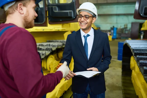 Porträtt Leende Mellanöstern Affärsman Bära Hardhat Prata Med Fabriksarbetare Stående — Stockfoto