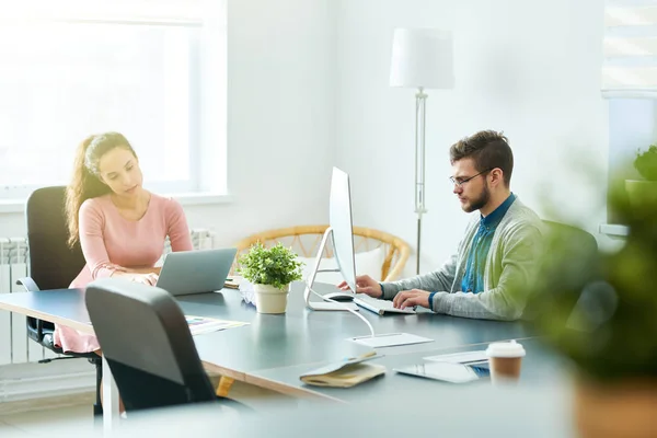 Jóvenes Colegas Negocios Pensativos Concentrados Que Utilizan Computadoras Modernas Mientras — Foto de Stock